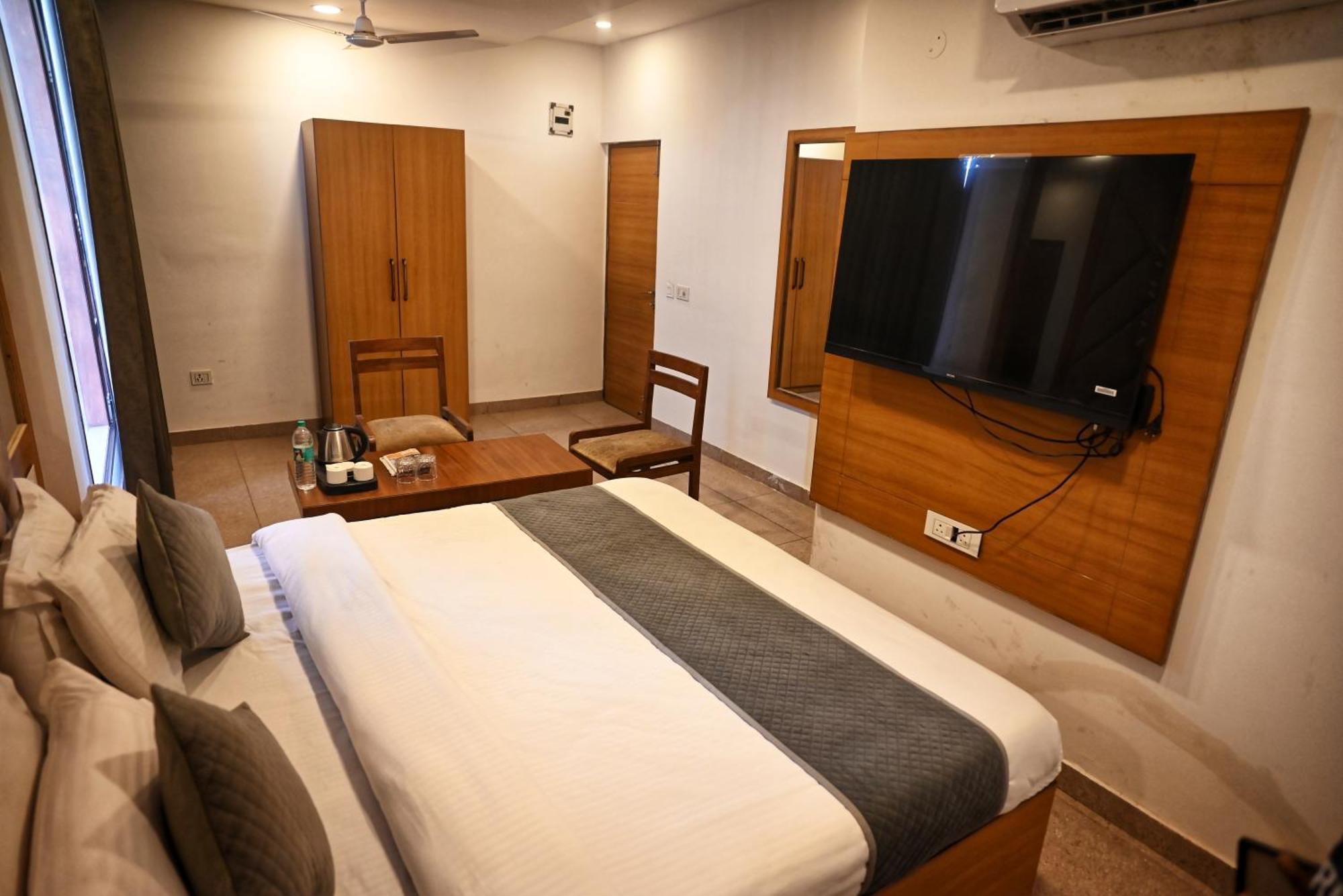 Hotel Lake View Chandīgarh Exterior foto