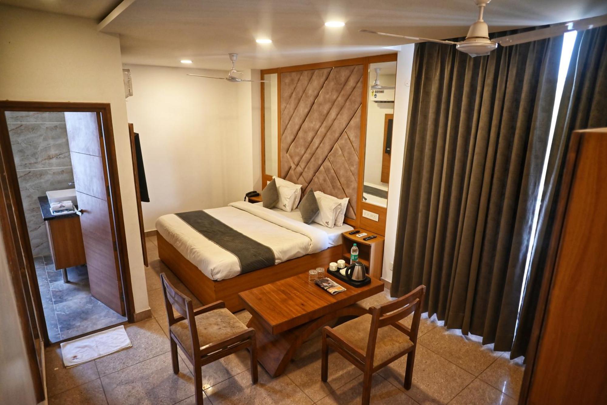Hotel Lake View Chandīgarh Exterior foto
